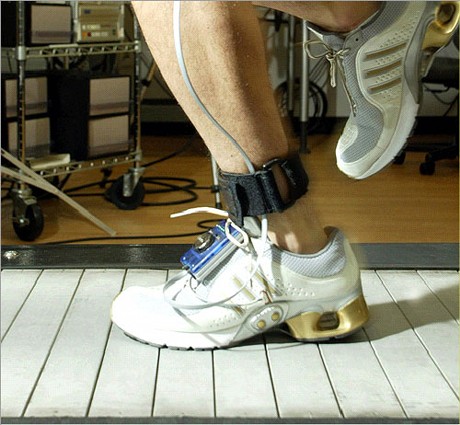 　adidas_1のソールに埋め込まれたチップは、どのように足が地面を蹴っているかをセンサーで感知し、この情報をモーターに伝える。