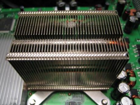 　Xbox 360のCPUは、3.2GHzで動作するPowerPCコアプロセッサ3基を搭載している。CPUの温度上昇を抑えるために、エンジニアたちは水冷式ヒートシンクを設計した。