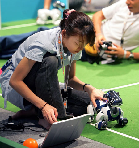 　家庭で人気となったソニーの「AIBO」は、ロボットサッカーチームのメンバーとしても大活躍だ。これはドイツブレーメンで開催されたRobocup 2006ドイツ大会に、日本代表として参加した際の写真。IBOは4月、カーネギーメロン大学のRobot Hall of Fame（ロボット殿堂）に登録され、歴史に名を残すことになった。ASIMOや鉄腕アトムも登録されている。