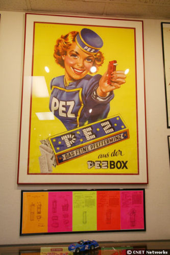 　このポスターに描かれているのは初代のPEZキャンディだ。PEZはオーストリア生まれで、当初はペパーミント味しかなかった。実は「PEZ」という名前も、ドイツ語でペパーミントを意味する「pfefferminz」の略語だ。