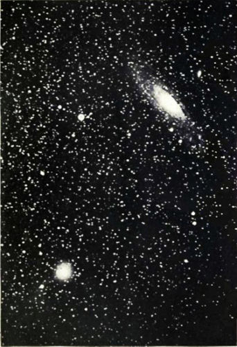 　ホームズ彗星は、1892年11月6日に英国のアマチュア天文学者Edward Holmes氏によって発見された。Holmes氏は、アンドロメダ銀河（右上）を観測していたときに、この彗星（左下）を発見した。ホームズ彗星が発見されたのは、このときも同様のアウトバーストを起こして光度を増していたためで、数週間後には減光している。