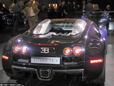Bugattiの「Veyron 16.4」は世界最速の触れ込みで登場。4つのターボーチャージャーが付いた8リッター、16気筒エンジンは、最高速度253マイル／時、1001馬力を誇る。価格は130万ドル。