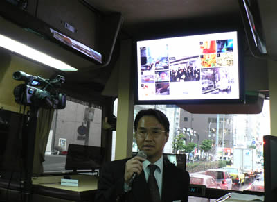 KDDIは2月16日、次世代高速無線通信技術の「モバイルWiMAX」に関する実証実験の様子を報道陣に公開した。ここでは実験の様子を写真で紹介する。KDDIは大阪府内の3カ所にモバイルWiMAXの基地局を設置し、その近くをバスで走行しながら動画を受信するデモンストレーションを披露した。バスの車内には大型モニターが設置され、ビデオオンデマンドコンテンツが8種類、ライブ映像が3種類同時に表示されていた。