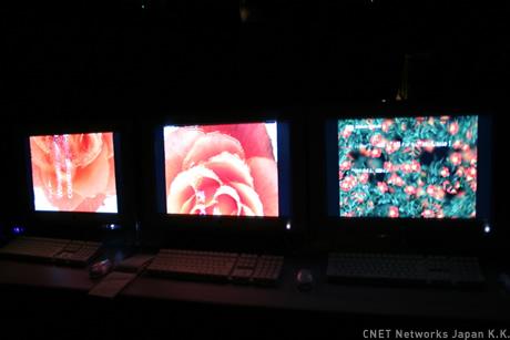 　「モーションテキスチャー」の映像はバックエンドで3台のMacが動いている。技術面を担当した鹿野護さんは、Mac OS Xの開発環境に標準でついているモーショングラフィックス作成ソフト「Quartz Composer」を使うことで比較的簡単につくることができたと話す。天井には2つのプロジェクタと2つのビデオカメラが吊るされている。Macは映像を映し出すのと同時に、ビデオカメラで映像上の影を撮影、これを掛け合わせて波紋のような効果をつくりだしている。