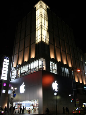　こちらは3日にオープンしたApple Store Fukuoka Tenjin。この日にオープンした商業施設、天神ルーチェの1〜2階フロント部分を占める。