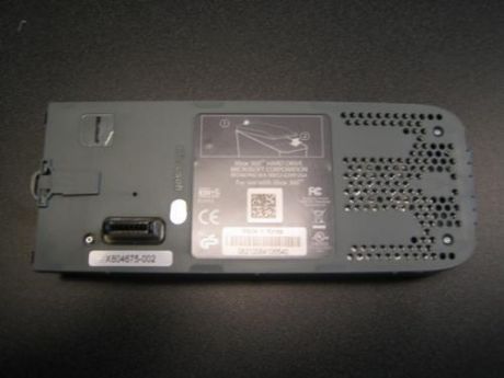 　外付けハードディスクユニットの背面には通気用の穴とコネクタがある。