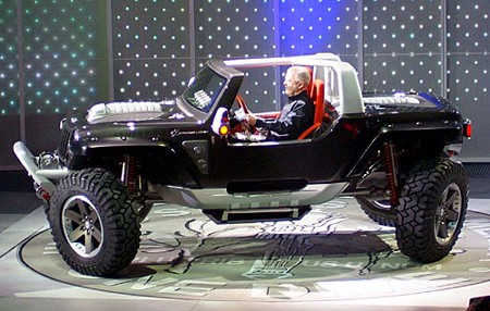 Jeepのコンセプトカー「Hurricane」は、前・後部にそれぞれV-8エンジンを搭載し、360度回転が可能。
