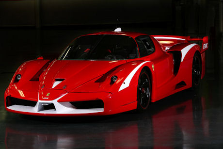 　Ferrariによると、FXX Evoluzioneは「マラネロで開発されたこれまでで最先端のGT車」だという。外見は旧モデルからあまり変化していないが、公開されているスペックを見ると、Ferrariの主張にもうなずける性能となっている。FXX Evoluzioneは、エンジン回転数9500rpmで860馬力を生み出すことができる。世界最速の車は、7200rpmで1018馬力を生み出すことのできるKoenigseggの「CCXR」だと言われている。