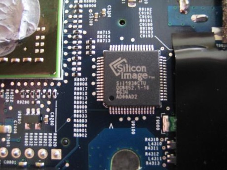 　チップの印字を見る限り、これはSilicon ImageのHDCPパネルリンクトランスミッタ、SiI1930のようだ。Silicon Imageのウェブサイトによれば、「SiI1930はGPUへの信号伝送にTMDS（遷移時間最短差動信号伝送方式）インターフェースを用いている。SiI1930はHDMI出力完全対応で、ビデオ解像度は最大UXGA（1600×1200ピクセル）もしくは1080p（1920×1080ピクセル）、192kHzの音声チャンネルを最大8つまでサポートする」という。