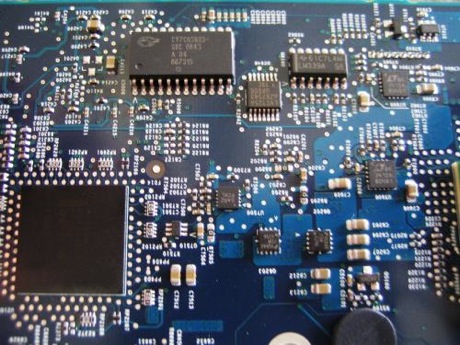 　大きいほうの長方形のチップ（左上）はUSBコントローラで、小さい長方形のチップ（右上）はTexas Instruments（TI）の汎用差動コンパレータ「LM339A」だ。