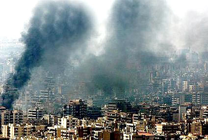 　2006年8月：レバノン人の写真家Adnan Hajj氏が撮影した写真では、イスラエル軍の空爆後に、レバノン首都のビル群の上空に濃い黒煙が立ち昇る様子が示されている。通信社のReutersは当初、この写真を同社のウェブサイトに掲載したが、後にこれが、オリジナル写真を加工して煙量が増やし、色もさらに黒くしたものであったことが発覚したため、これを取り下げた。「Hajj氏は故意に写真の加工を試みたことを否定している。同氏は粉塵による汚れを取り除こうとしていたが、作業場の照明環境が悪かったために、誤りが起きたと述べている」とReutersの広報担当者であるMoria Whittle氏は述べている。「これはReutersの基準に抵触する深刻な問題である。われわれは彼が撮影した写真を受け付けたり利用したりすべきでない」（Whittle氏）