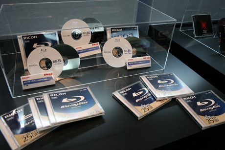 リコーではデータ用のBD-R、BD-REディスクを参考出品。BD-Rディスクは2倍速、4倍速書き込みの両タイプを展示。
