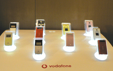 　昨年発表された、V604SH、Vodafone 803Tには、新カラーバリエーションが登場。