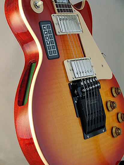 自動チューニングシステム「The Performer」の現行バージョンを搭載する「Gibson Les Paul」。最大で240種類の設定を電子的に保存可能で、設定が変更されるとセンサーとモーターを使って6本の弦を同時に調節する。ギター本体の側面に組み込まれた液晶画面には、各弦の音価、オクターブ、「セント値」が表示される。