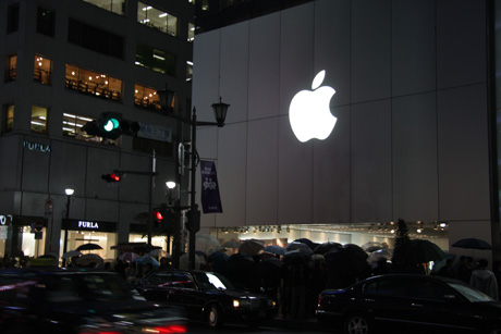 　アップルストア銀座店で10月26日18時より「Mac OS X Leopard」の発売イベントが行われた。小雨が降る中300人以上が駆けつけ盛り上がりを見せた。一番目の方は25日の15時ごろから並んでいたという。