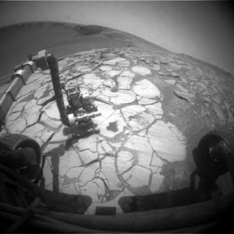 　一方、Opportunityはビクトリアクレータの内部に入り、この画像のように、露出している明るい色調の岩石層を調査している。
