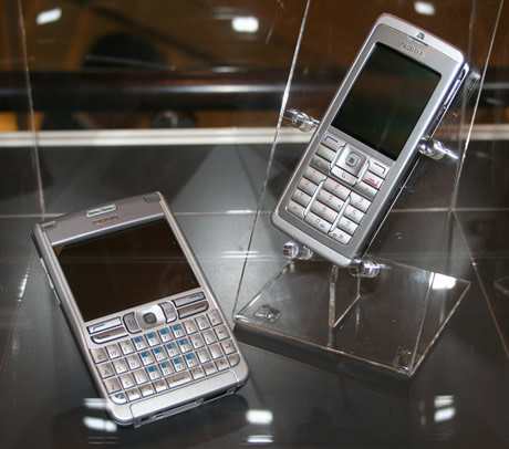 　ボーダフォンは5月18日、ボーダフォンが夏商戦に向けて投入する6機種と、開発中の無線LAN対応端末を発表した。写真は第3世代携帯電話（3G）ネットワークと無線LAN（IEEE 802.11g）に対応する端末。ノキア製の「Nokia E60」「E61」をベースに開発しており、無線LANが通じるエリアではVoIP端末として利用できる。2006年秋以降に発売する。