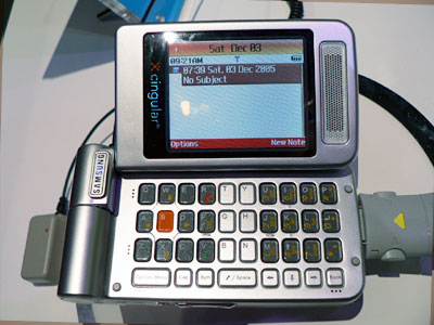 　米ラスベガスで開催された2006 International CESでは、日本では見られないユニークな世界の携帯電話が紹介されていた。やはり、もっとも勢いがあるのは韓国勢のようだ。
写真はSamsungが開発したフルキーボード搭載の「SGH-D307」。折りたたみ型の形状で、ディスプレイ部分が縦横どちらにも開くようになっている。
