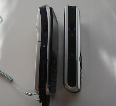 　SO902i（左）はモバイルFeliCaを搭載しているが、厚みはpremini-II（右）とほとんど変わらない。