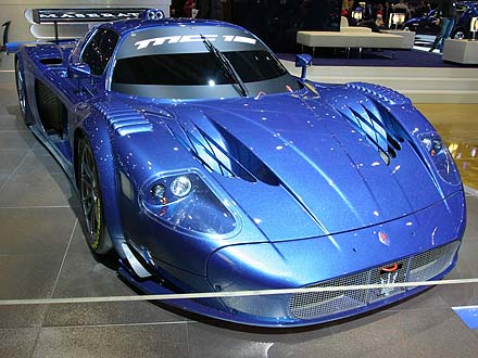 Maseratiの「MC12」。6リッターのV-12エンジン（630馬力）を搭載し、最高時速は330km/h、0-100km/h加速は3.8秒。