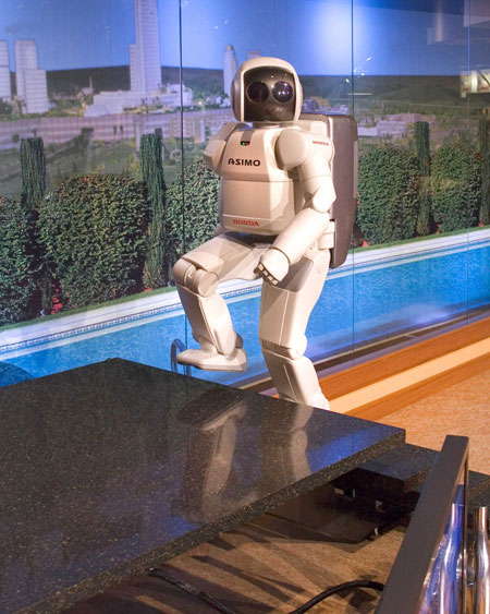 　最近では、ロボットに歩行させる試みが進んでいる。身長130cmのホンダ「ASIMO」の最新モデルは、二足歩行ロボットとしてはかなりの速度（時速6km）で歩くことができ、階段を上ることも可能だ。ASIMOも、飲み物を運ぶという日本のロボットの伝統的な動作ができる。1996年、ホンダの関係者がバチカンを訪問し、欧米人が人間型ロボットに対して悪い感情を持たないかを確認している。