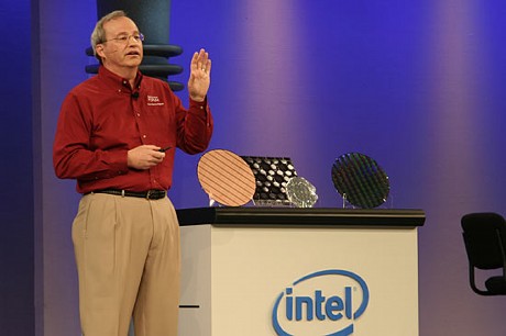　Otellini氏に続いてIntelの最高技術責任者（CTO）Justin Rattner氏が基調講演を行い、80コアプロセッサのプロトタイプを説明した。
