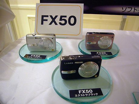 3.0型の大画面液晶を搭載したFX50。
