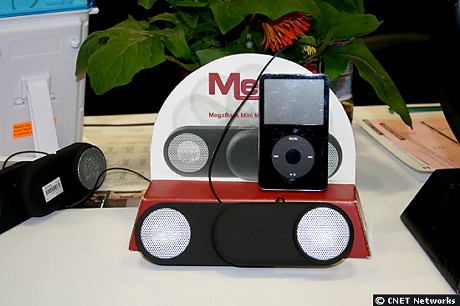 　Feldstein Associatesのスピーカー「MegaBase MP3/iPod Mini Speakers」は、折りたたみ可能で、ハンドバッグやポケットに入れて容易に持ち運びできる。価格は19.99ドル。大きさは、最大時で高さ7.25インチ（約184mm）×幅2インチ（50mm）×奥行き1.5インチ（約38mm）。