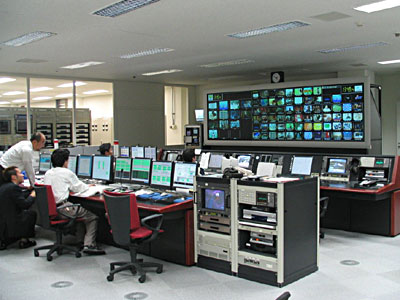 　テレポートでは、衛星から世界各地の映像をYSCCで受信し、東京都内にあるJSATのメディアセンターを経由して各放送局へ届けるなど、送受信センターの役割を担う。写真は、CATVのデジタル映像をモニターして配信などを管理するエリア。JSATでは、CATV局のデジタル化を支援するソリューションサービス「JC-HITS」を提供し、EPS（電子番組ガイド）情報などを付加した後、衛星を経由してペイ・パー・ビューを含む64チャンネルの番組をCATV局に配信している。