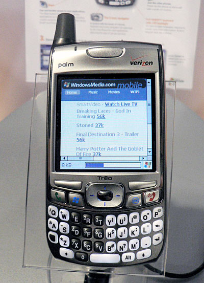 　Palm製Treoシリーズの最新版「700w」。OSにWindows Mobileを採用し、タッチパネルを搭載している。Verison向けの端末だ。