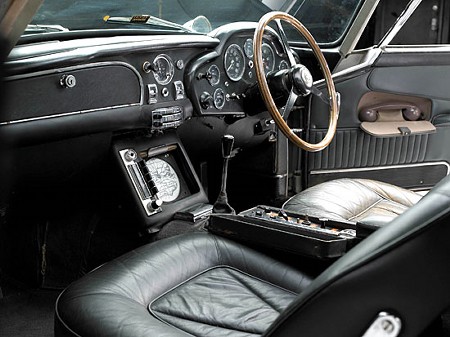 James Bondが乗ったAston Martinには、悪者をやっつけるためのツールがたくさん搭載されており、歴代の車の中でも最も有名なものの1つといえる。
