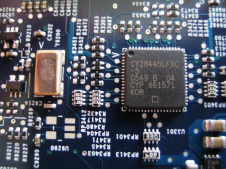 　この写真に写っているCypress Semiconductorのクロックジェネレータ「CY28445LFXC」（Intel Core Duo CPU向け）は、AppleのIntelプロセッサ搭載「iMac」でも使われている。