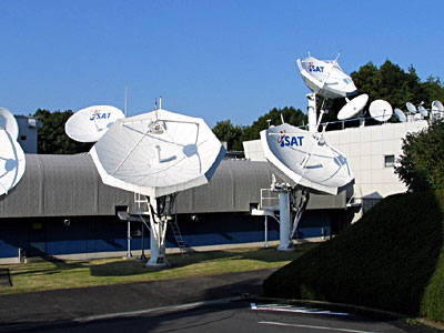 パラボラアンテナは、各衛星に合わせていろいろな向きに立っている。JSATは、11月からスカイパーフェクト・コミュニケーションズと共同で、CSでのHDTV高画質放送の実験を開始する予定だ。H.264のコーデックを使って、画質の評価や技術の検証などをチェックする。