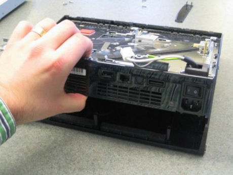 　ハードディスクケースのパネルを外したら、残った部品を取り外すためにマザーボード部分をゆっくりと持ち上げよう。