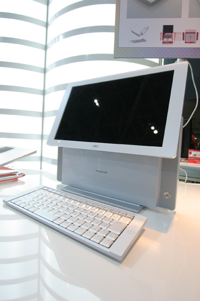 　NECと富士通のブースでは、PCやサーバーのデザインにこだわったコンセプトモデルを展示している。どちらも、これまでの各社のイメージと異なる、斬新なデザインだ。いずれも商品化は未定。まずは、NECのコンセプトモデルから紹介する。写真は、超薄型の「MiM」。