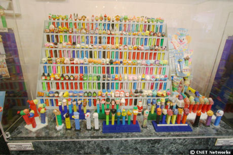 　PEZ博物館は、Pez Candyが今まで製造した692種類のディスペンサーをすべて所蔵している。この写真のディスペンサーの多くは、博物館を運営するDoss夫妻のお気に入りのものだ。