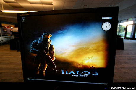 　米国時間9月24日の米国は西海岸から東海岸に至るまで、Microsoft製ゲーム「Halo 3」が深夜発売される前日の期待感あふれるムードに包まれていた。発売前イベントがMicrosoftのカリフォルニア州マウンテンビューにあるキャンパスで開催された。同キャンパスはシリコンバレーで活動する開発者や投資家、「技術インフルエンサー」らの施設となっている。コンピュータスクリーンにHalo 3のスクリーンセーバーが流れていた。