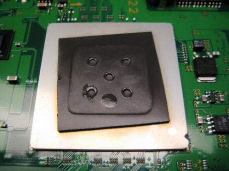 　PS3では、「PlayStation 2」（PS2）対応のゲームもプレイできる。PS3のマザーボード内には、ソニーの「Emotion Engine Graphics Synthesizer」といったPS2用コンポーネントが多く使用されている。この写真の黒いゴム製パッドはプロセッサ上部を保護している。