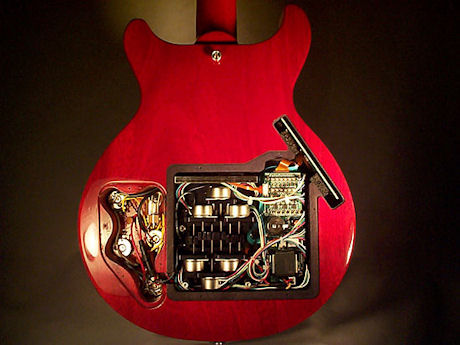 　Performerを開発したSkinn氏は、もともと同氏が所有するGibson Les Paul用に自動チューニングシステムを設計した。Gibson Les Paulはソリッドボディー（中空のないボディー）のエレキギターで、改造前の重量はおよそ8ポンド（約3.6キロ）だ。写真のマホガニー製Les Paul Specialのように、ギター本体の大部分は電子機器やハードウェアで占められている。改造されたギターの重量は、Performerを搭載していないギターの重量とほぼ同じだ。Performerは自らの電源で動作するため、ギターのピックアップやトーンを制御している電子機器に影響は与えない。一方、Gibson Robot Guitarに使用されているTronicalシステムの電源は充電式バッテリで、1回の充電で200〜300回のチューニングが可能だ。
