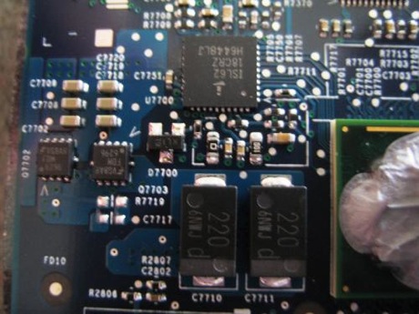 　写真上部中央にある正方形の大きなチップが、Intersil製のIntel Pentium M用シングルフェーズIMVP-IVコントローラ「ISL6218」だ。このコントローラと周辺の回路がCPUへの電力供給を担っているのではないかと思う。