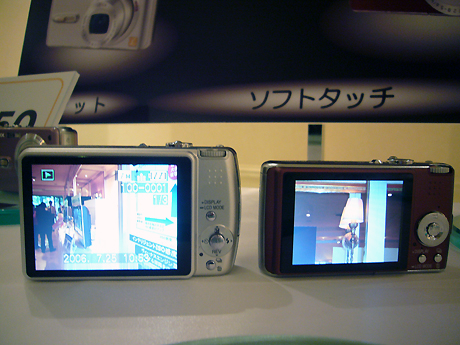 FX50とFX07を比較。左の大画面は3.0型液晶を搭載したFX50。一回り大きいのがわかる。