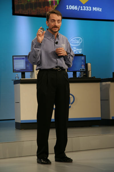 　Intelのデジタルエンタープライズ部門ゼネラルマネージャーであるPat Gelsinger氏が米国時間9月27日、サンフランシスコで開催されているIntel Developer Forum（IDF）に登場し、4コアプロセッサやx86命令の拡張、他社製チップとの接続技術など、各種の取り組みや技術を披露した。写真で同氏が持っているのは、4コアプロセッサである新型「Xeon」（開発コード名「Clovertown」）。11月に出荷を開始する予定。