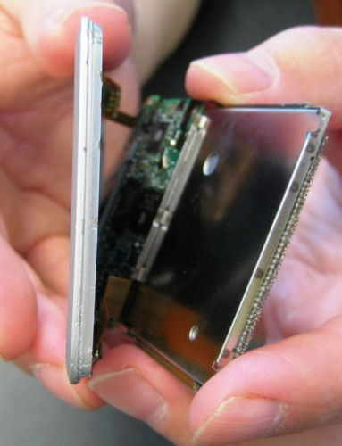 AppleがiPod nanoをここまで薄くできた一因として、ビデオ、オーディオ、ボタンの接続にフラットケーブルを採用したことがある。