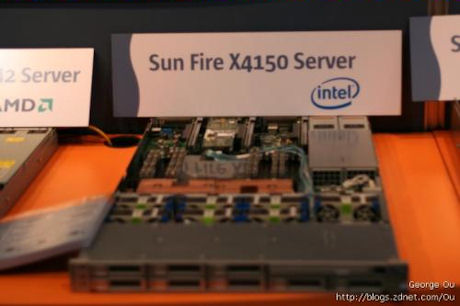 　Sun Microsystemsの「Sun Fire X4150 Server」。9月にリリースされた「Bensley」プラットフォームを搭載し、Xeon 5300シリーズを2基搭載可能。