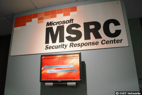　Microsoftの現在のセキュリティ慣行の多くは、過去10年間で学んできた手痛い教訓にその源をたどることができる。ワシントン州レドモンドのMicrosoft本社にあるSecurity Response Centerはこれらの教訓から育て上げたものだ。この写真が示すように、2つの部屋からなるMicrosoftのセキュリティ「作戦司令室」の外部には、入り口を示すサインが見える。1つの部屋はバグ探しの技術的な作業を行う部屋で、もう1つは顧客や社外向けのPRに専念する。2つの部屋は1つの扉でつながっている。