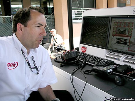 　RuSportのチームオーナーJeremy Dale氏。Justin Wilsonが操縦するレースカーからデータが送られてくる。