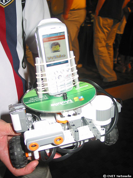 　Windows Mobile対応携帯で命令を受信して動作するLego Mindstorms NXTロボット。