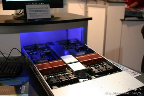 　Super Microの「6015WT-INF」は、2in1の1Uサーバである。1つのシャーシと電源で2つのデュアルプロセッサ用マザーボードを搭載できる。
