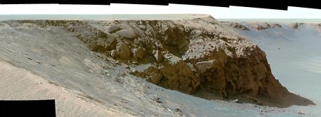 　火星探査車Opportunityから送られてきた火星の画像から作成されたイメージ画像。これはセントメリー岬（Cape St. Mary）と呼ばれるビクトリアクレータの縁にある岬。2006年10月16日に撮影された画像を元にこのモザイクイメージは作成された。