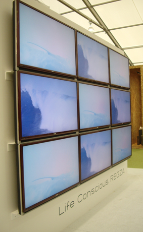 カフェスペースの一角には、東芝の液晶テレビ「REGZA」の最新機種「RF350」シリーズが展示。「ライフコンシャス」をテーマにしている。